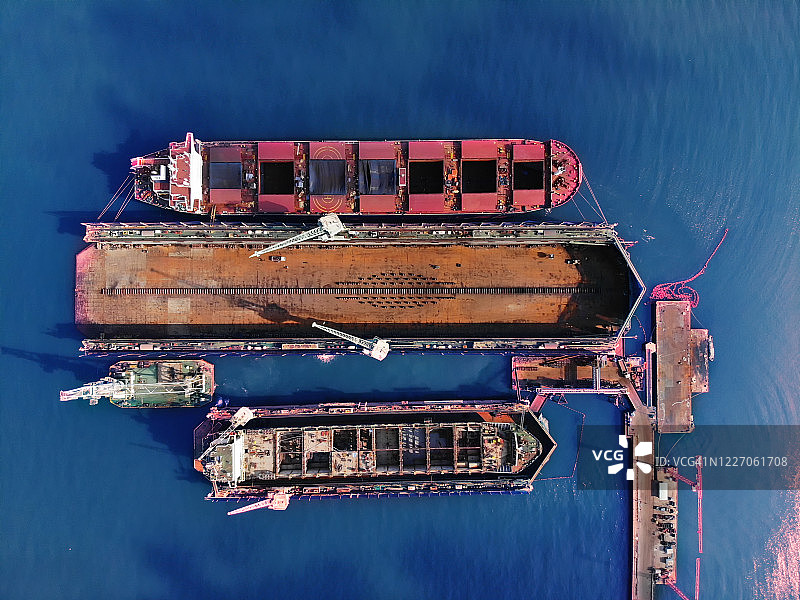 修理受损船只的造船厂航拍图片素材