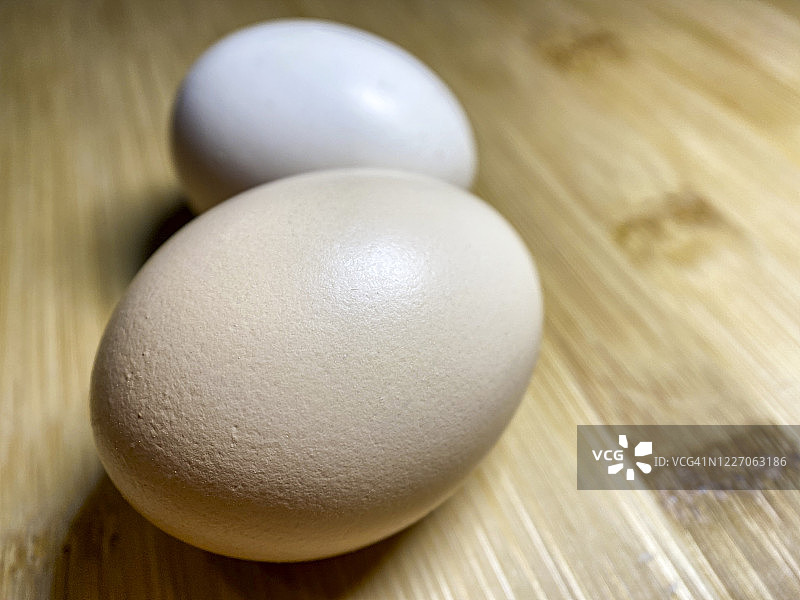 竹制桌面上鸡蛋特写图片素材
