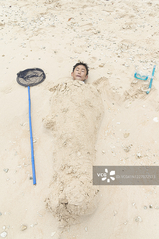 在沙滩上玩耍的男孩图片素材