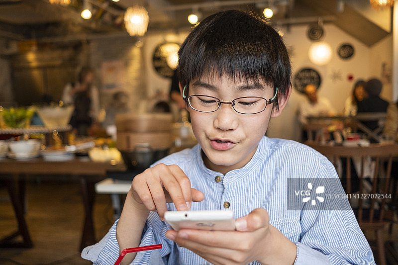 使用智能手机的男孩图片素材