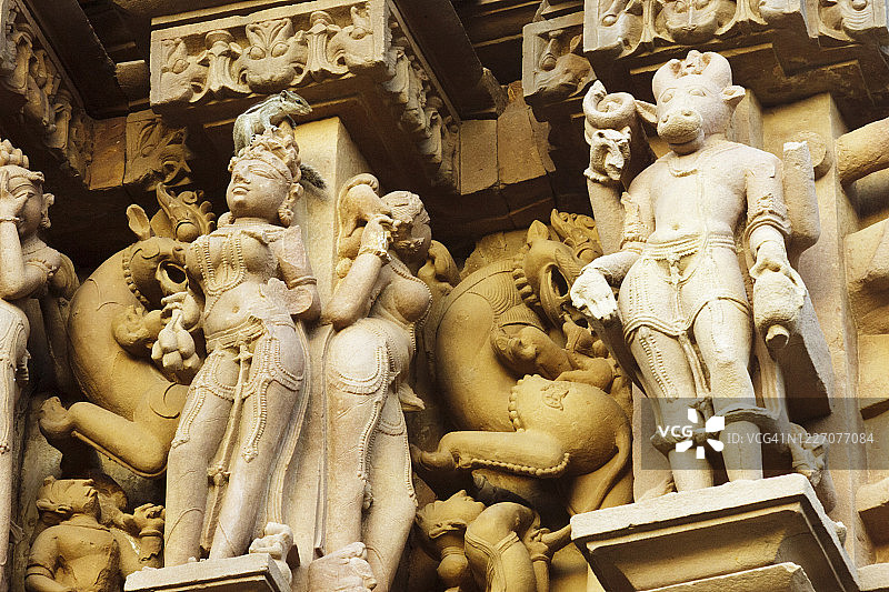 卡朱拉霍高浮雕和小松鼠图片素材