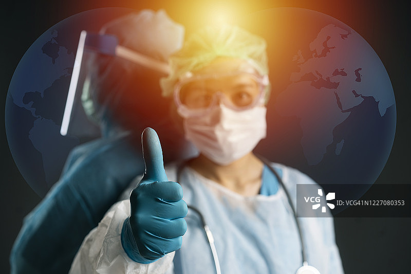 特写：亚洲女医生戴防护面罩和PPE防护服，为阻止新冠病毒爆发而战图片素材