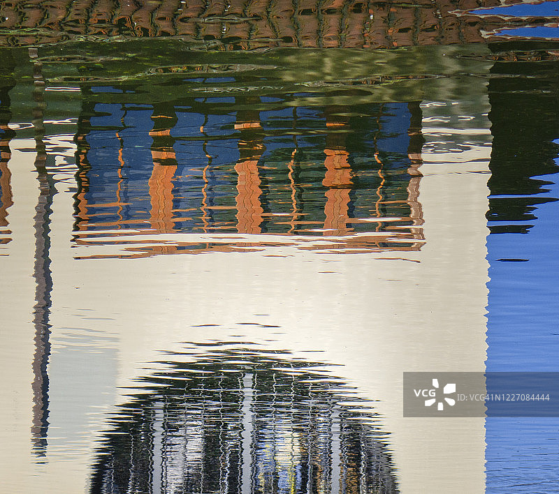 梅里特湖中的建筑倒影图片素材