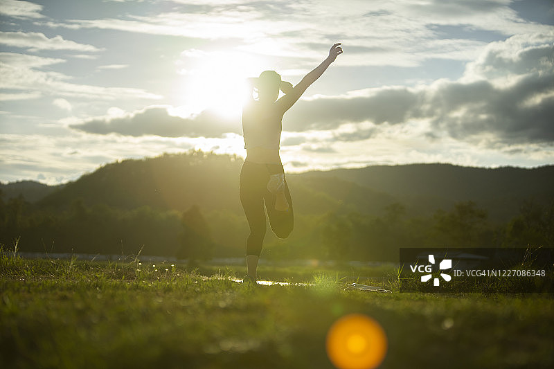 疫情结束后在户外锻炼的快乐女性图片素材