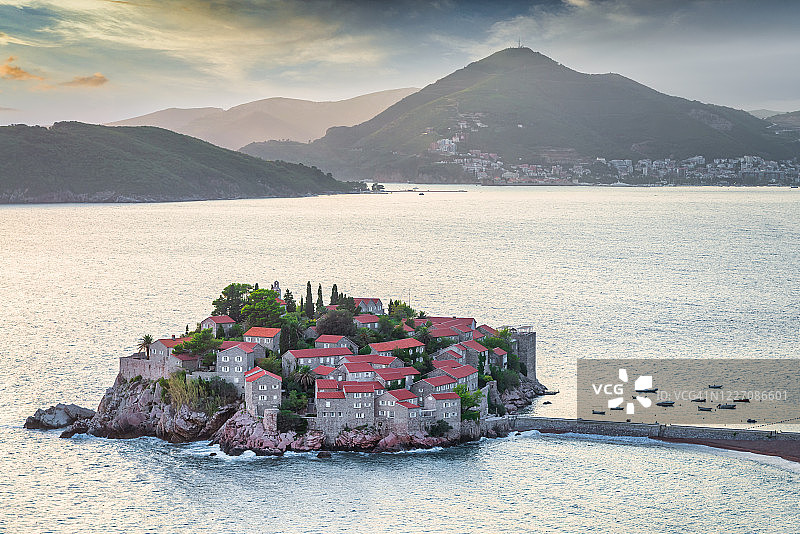 黑山亚得里亚海沿岸的斯韦蒂·斯特凡岛镇图片素材