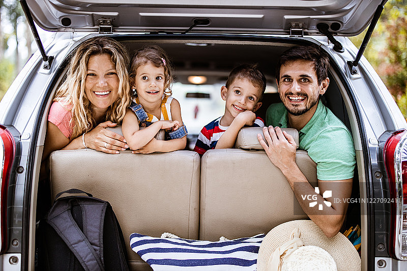 幸福的一家在汽车后座上图片素材