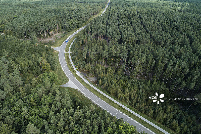 德国巴伐利亚森林卡车公路航拍图片素材