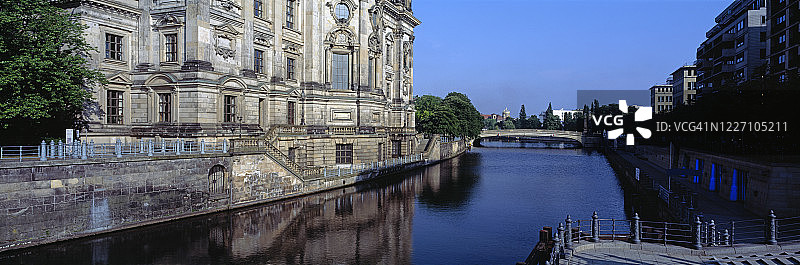 柏林城市景观：柏林大教堂与运河图片素材