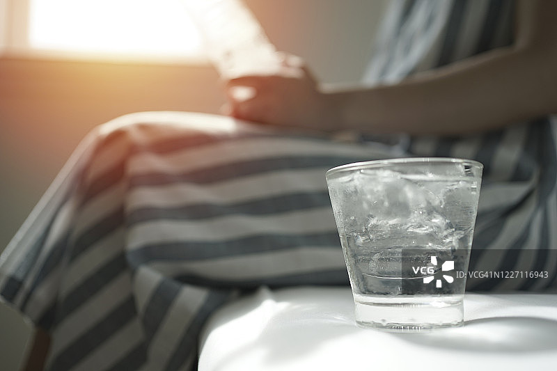 亚洲女性在夏季口渴脱水时喝新鲜水图片素材