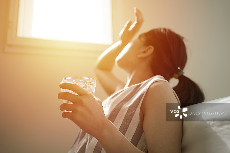 亚洲女性在夏季口渴脱水时喝新鲜水图片素材