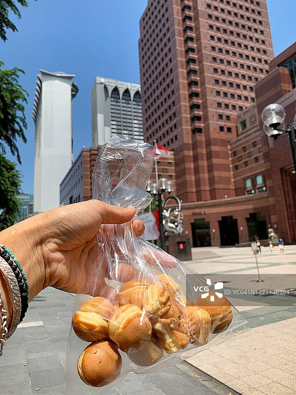 手持街头甜点图片素材