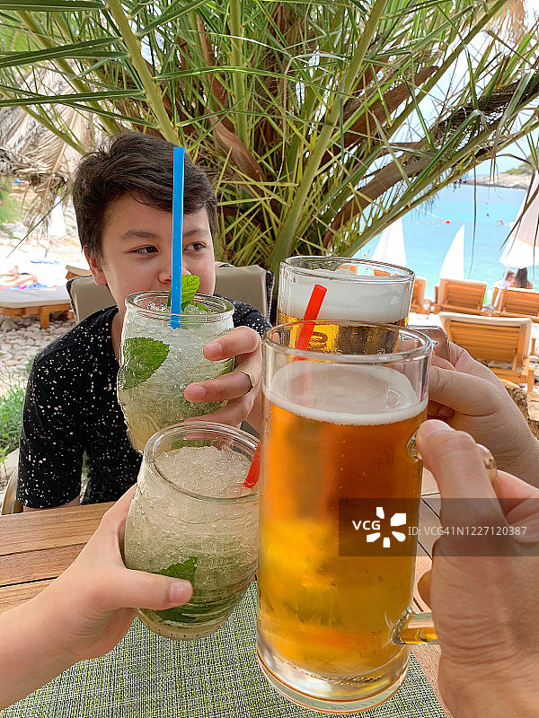 一家人在海滩酒吧祝酒图片素材