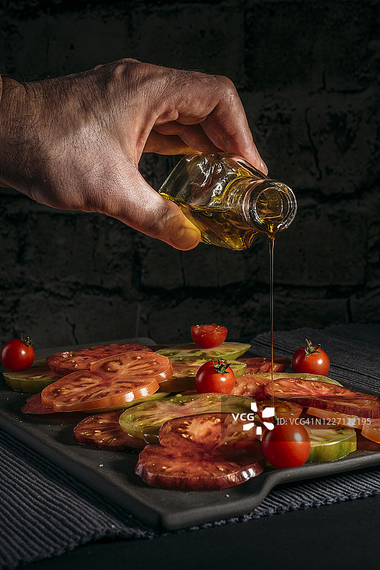 男人制作番茄沙拉图片素材