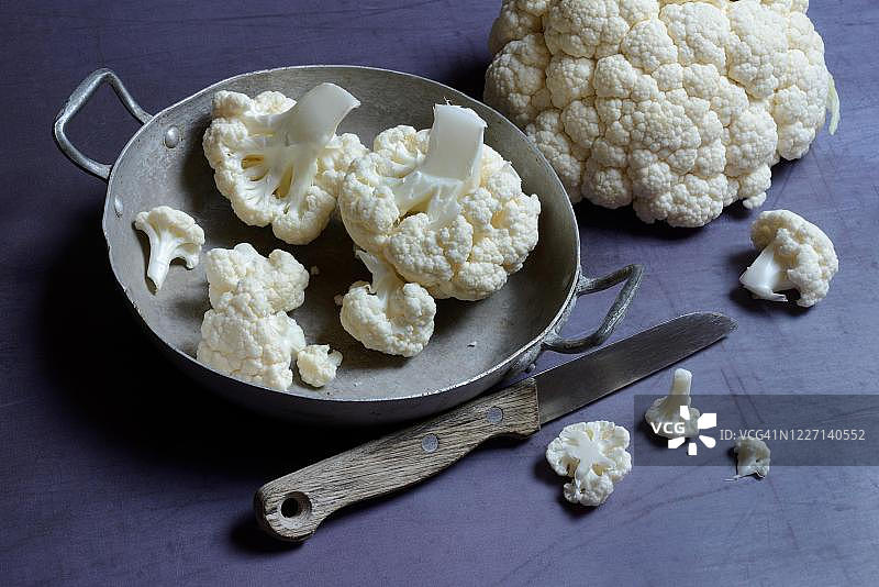 碗里的花椰菜与刀具，德国美食摄影棚拍摄图片素材