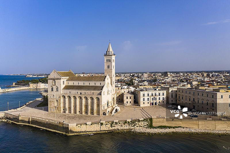 意大利普利亚区特拉尼圣尼古拉朝圣者大教堂航拍图片素材