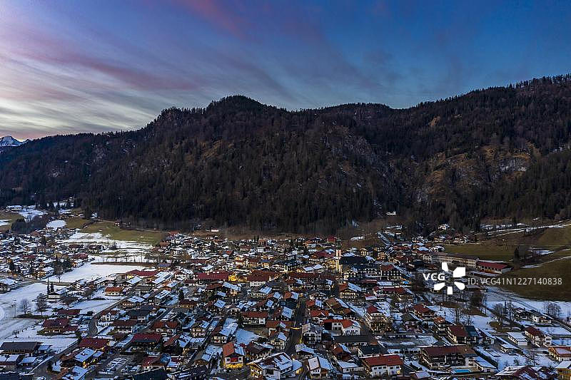 德国上巴伐利亚Reit im Winkl雪景航拍图片素材