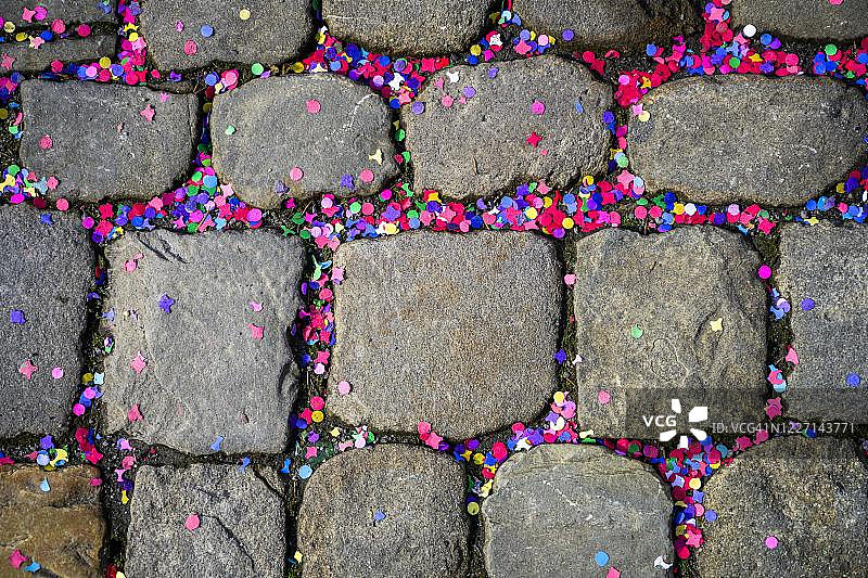 狂欢节游行后的鹅卵石路面上的五彩纸屑，瑞士伯尔尼图片素材