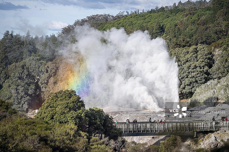 新西兰丰盛湾罗托鲁瓦Pohutu间歇泉景观图片素材