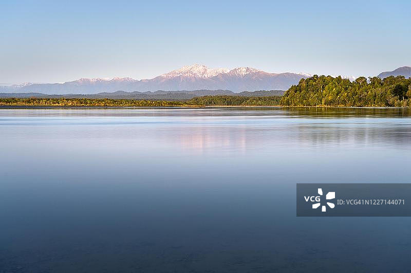 昆林溪泻湖，背景为新西兰阿尔卑斯山，西地国家公园，西海岸，新西兰图片素材