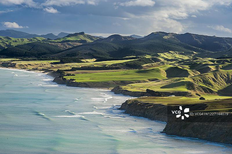 新西兰惠灵顿马斯特顿的卡斯尔波因特海岸线和山地景观图片素材