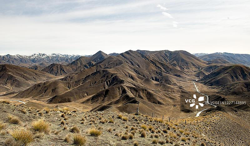 山路上的荒凉山地景观，林迪斯山口，南阿尔卑斯山，奥塔哥，南地，新西兰图片素材