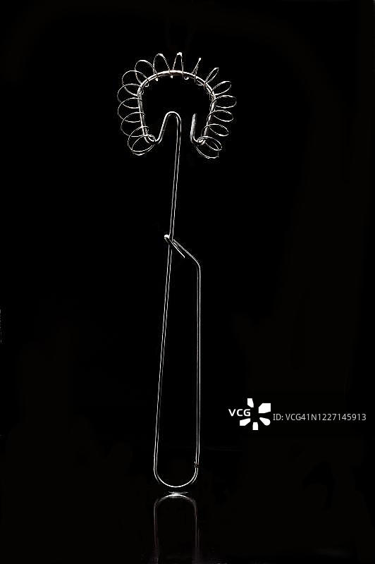 逆光打蛋器，深色背景，德国图片素材