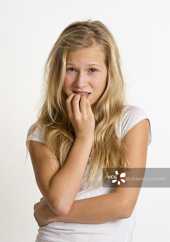 在德国咬指甲的女孩图片素材