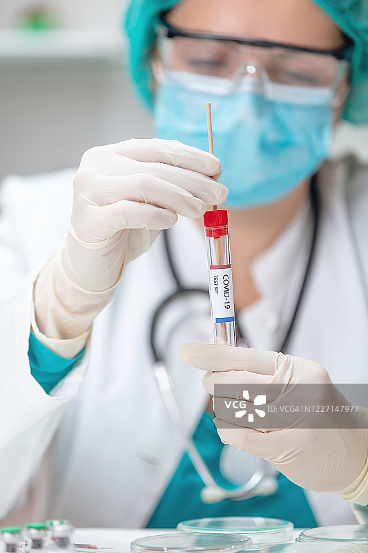 医生手持新型冠状病毒测试盒图片素材