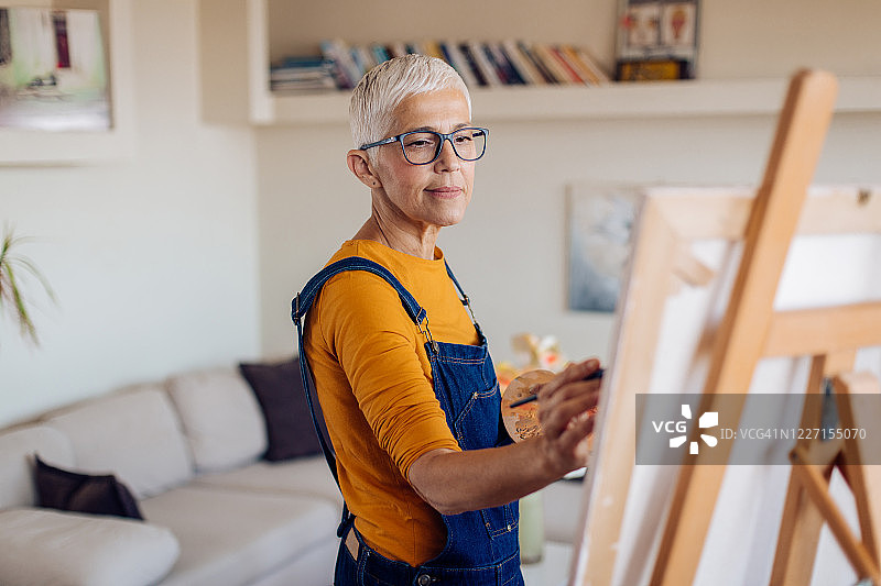 成熟艺术家绘画图片素材