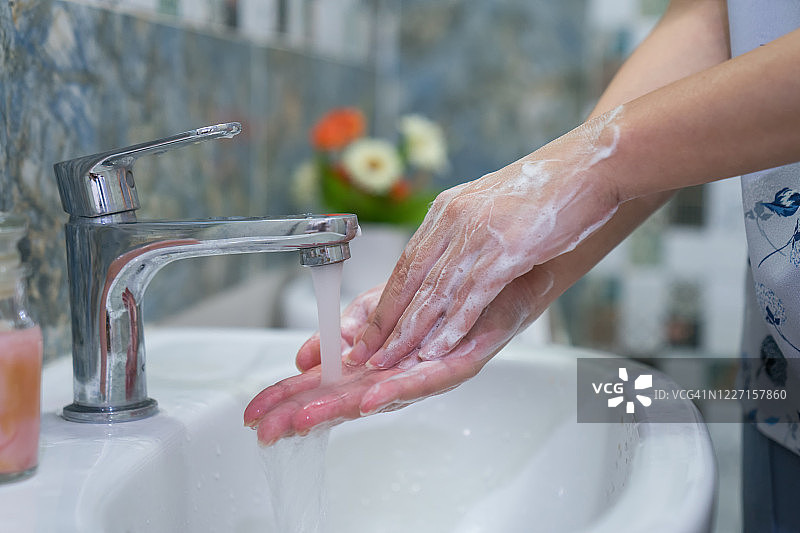 为预防冠状病毒洗手的女人图片素材