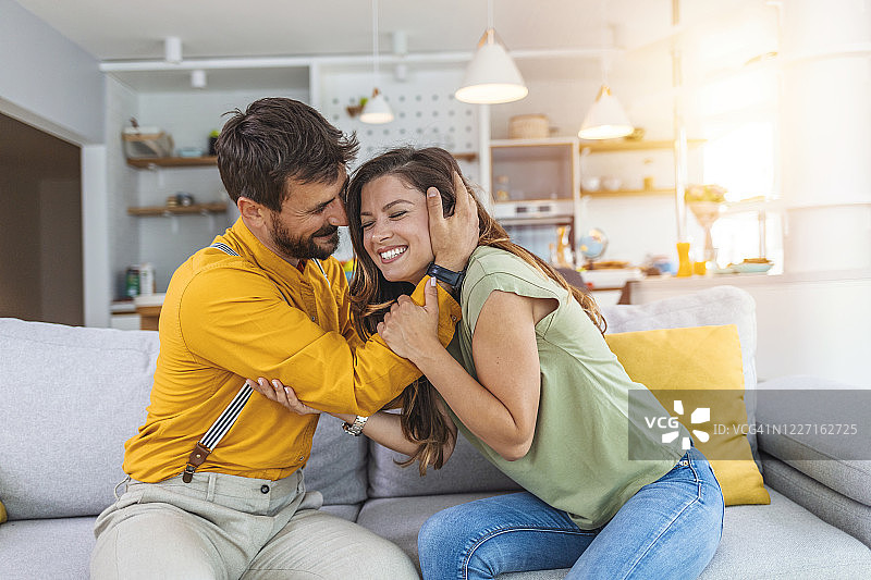 让她开怀大笑图片素材