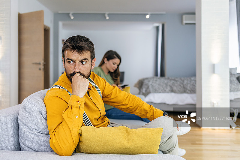 情侣争吵后感到悲伤图片素材