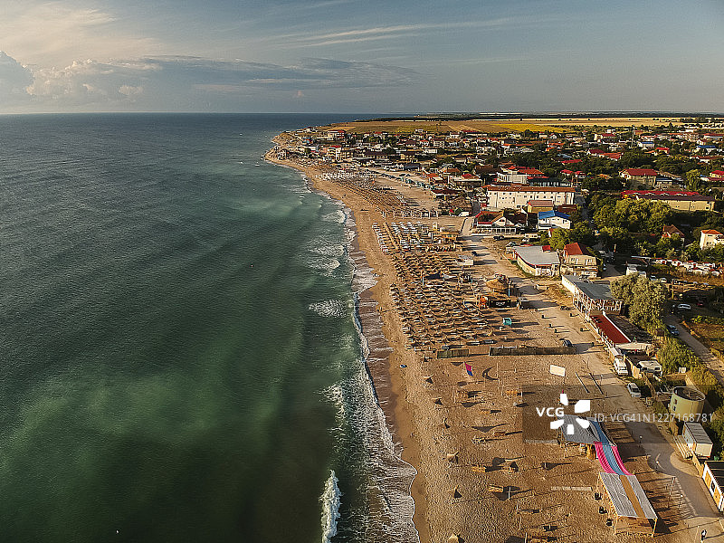 日出时分，罗马尼亚瓦马维奇黑海的沙滩和绿松石海景航拍图片素材
