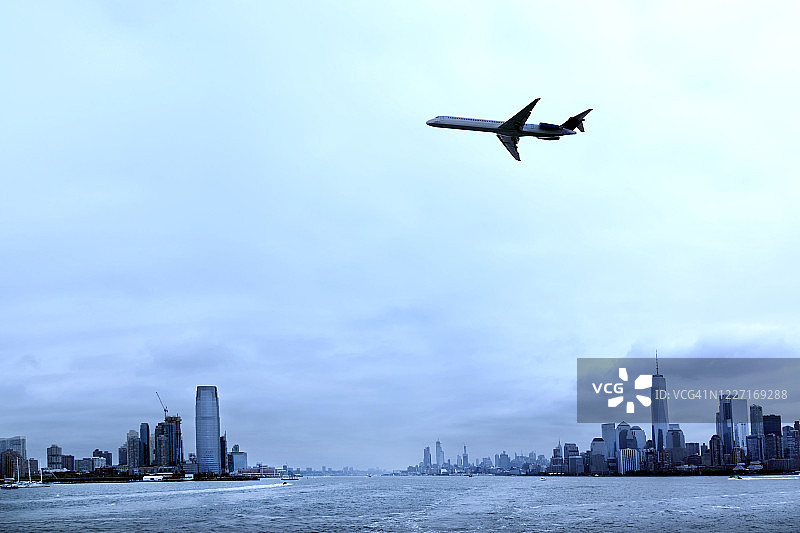 飞越纽约和新泽西的商用飞机图片素材