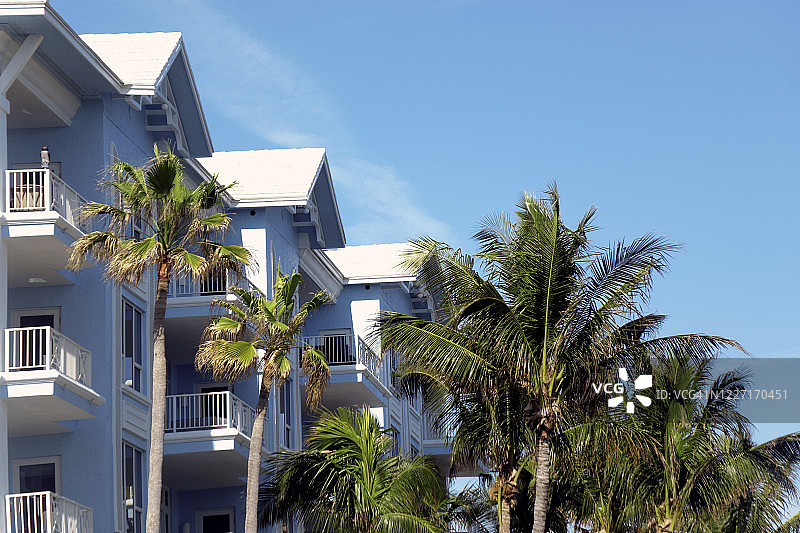 住宅公寓外观和棕榈树图片素材