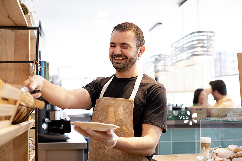 面包店里有趣的男服务员图片素材