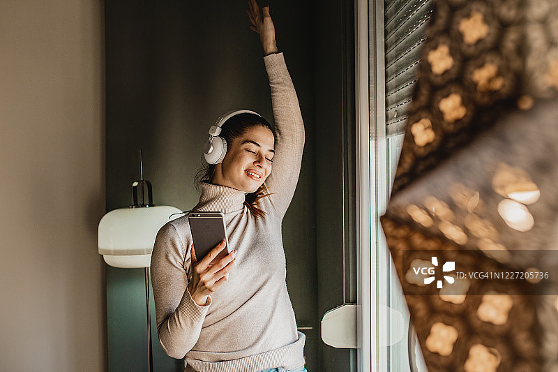 在家听音乐的年轻女人肖像图片素材