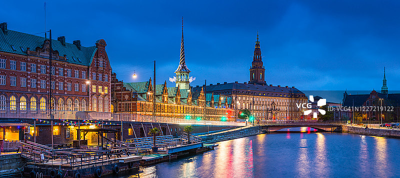 丹麦哥本哈根斯洛茨霍尔曼海滨历史尖顶夜景全景图片素材