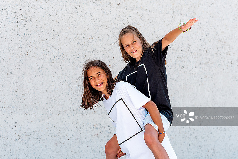 两个女孩玩骑背游戏图片素材