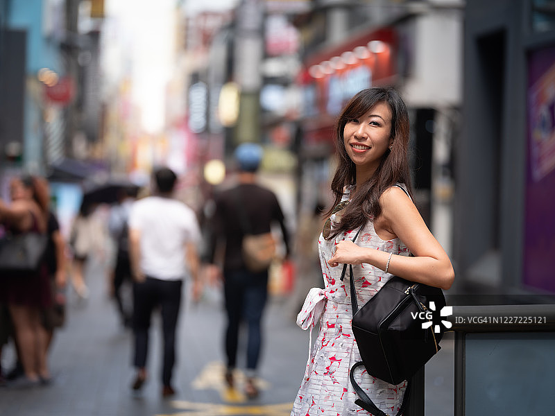 在韩国首尔明洞街的漂亮的亚洲游客图片素材