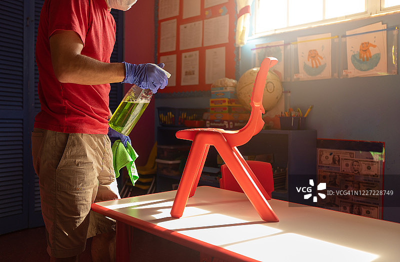 在学校的椅子上喷洒清洁液图片素材