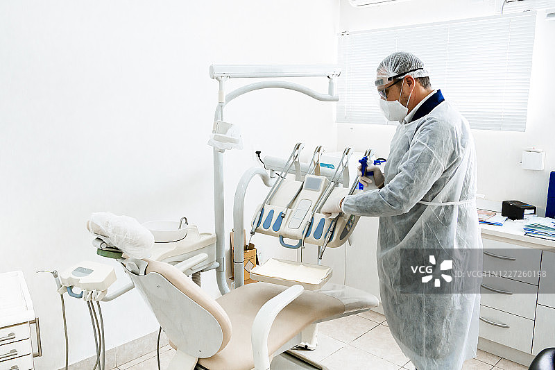 牙医使用防护设备清洁和消毒设备图片素材