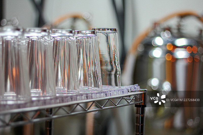 精酿啤酒厂架子上干净的啤酒杯图片素材