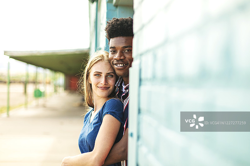 Z世代多元种族异性情侣户外休闲时光图片素材