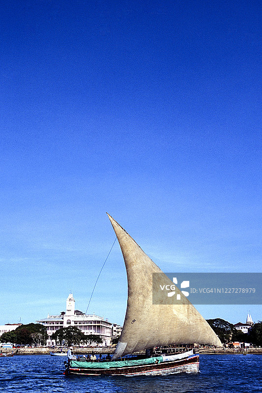 印度洋上的赞比巴货物独桅帆船图片素材