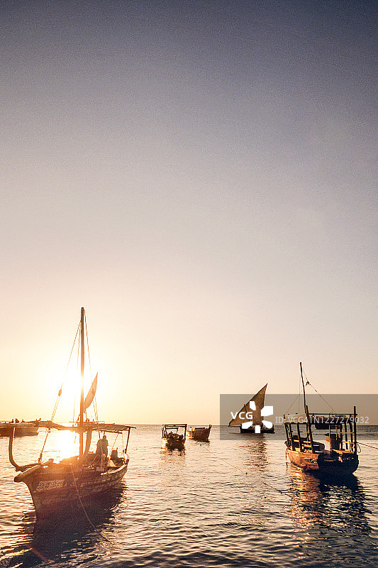 印度洋上的桑给巴尔货物运输单桅帆船图片素材
