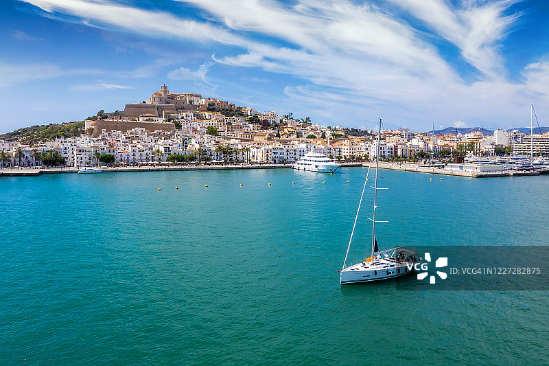 西班牙巴利阿里群岛伊维萨岛附近游艇的航拍景色图片素材