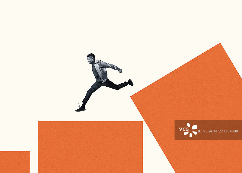 快乐的年轻男人在橙色条形图上奔跑。图片素材