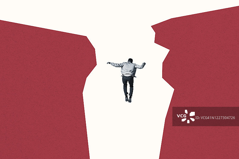 在红色悬崖间跌落的男人的背影图片素材