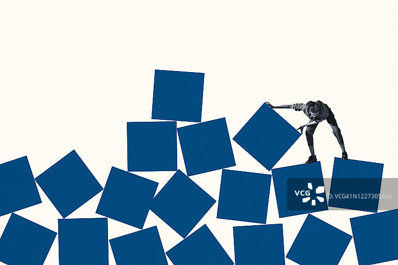 年轻女人用深蓝色积木搭建图片素材